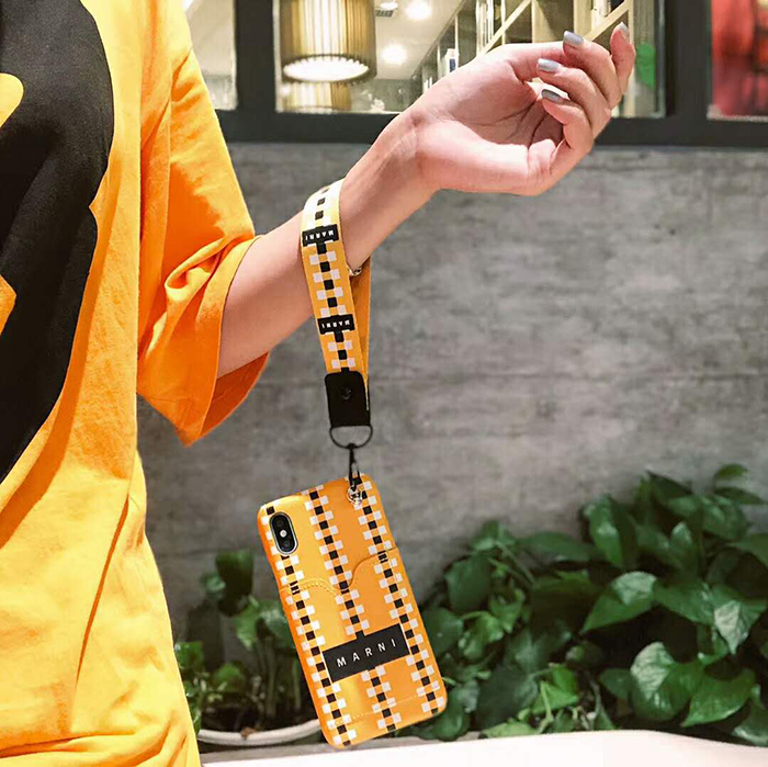 マルニ iPhoneXRカバー セレブ愛用