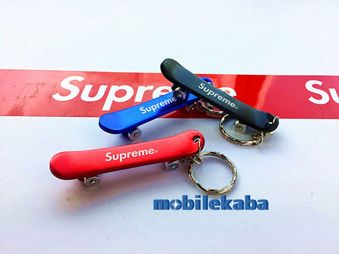 
ストラップ アクセサリー ペンダント シュプリーム スケートボード 

